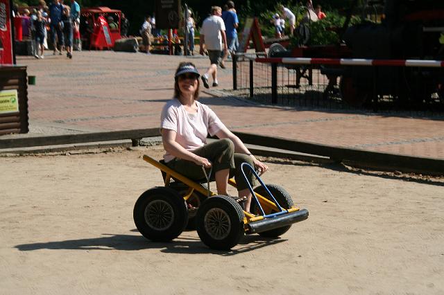 105 Betty im Tretauto.jpg